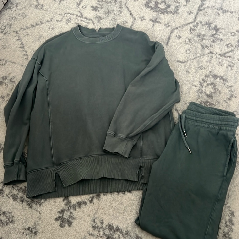 Aerie The Chill sweatshirt and joggers